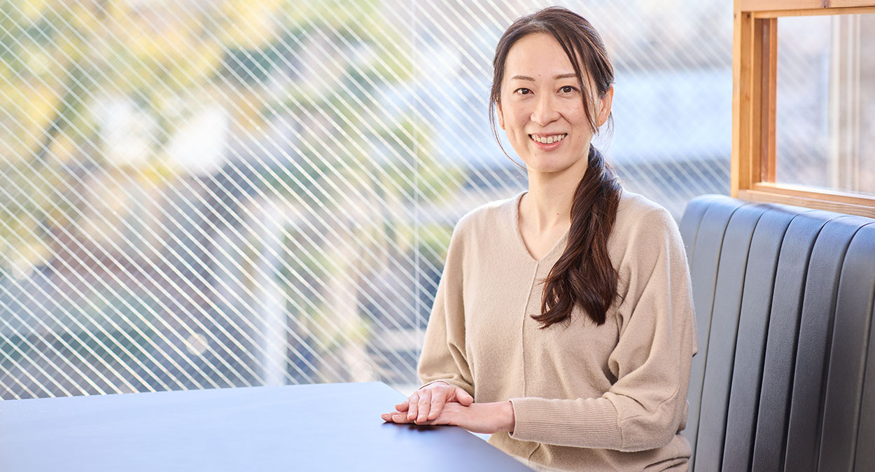 <span>働きやすい環境だから、</span><br><span>仕事とフラダンスを両立できた</span>