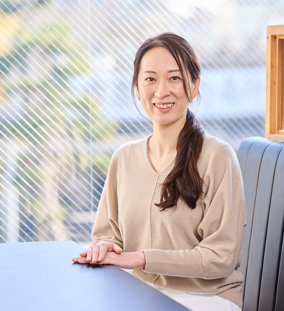 <span>働きやすい環境だから、</span><br><span>仕事とフラダンスを両立できた</span>